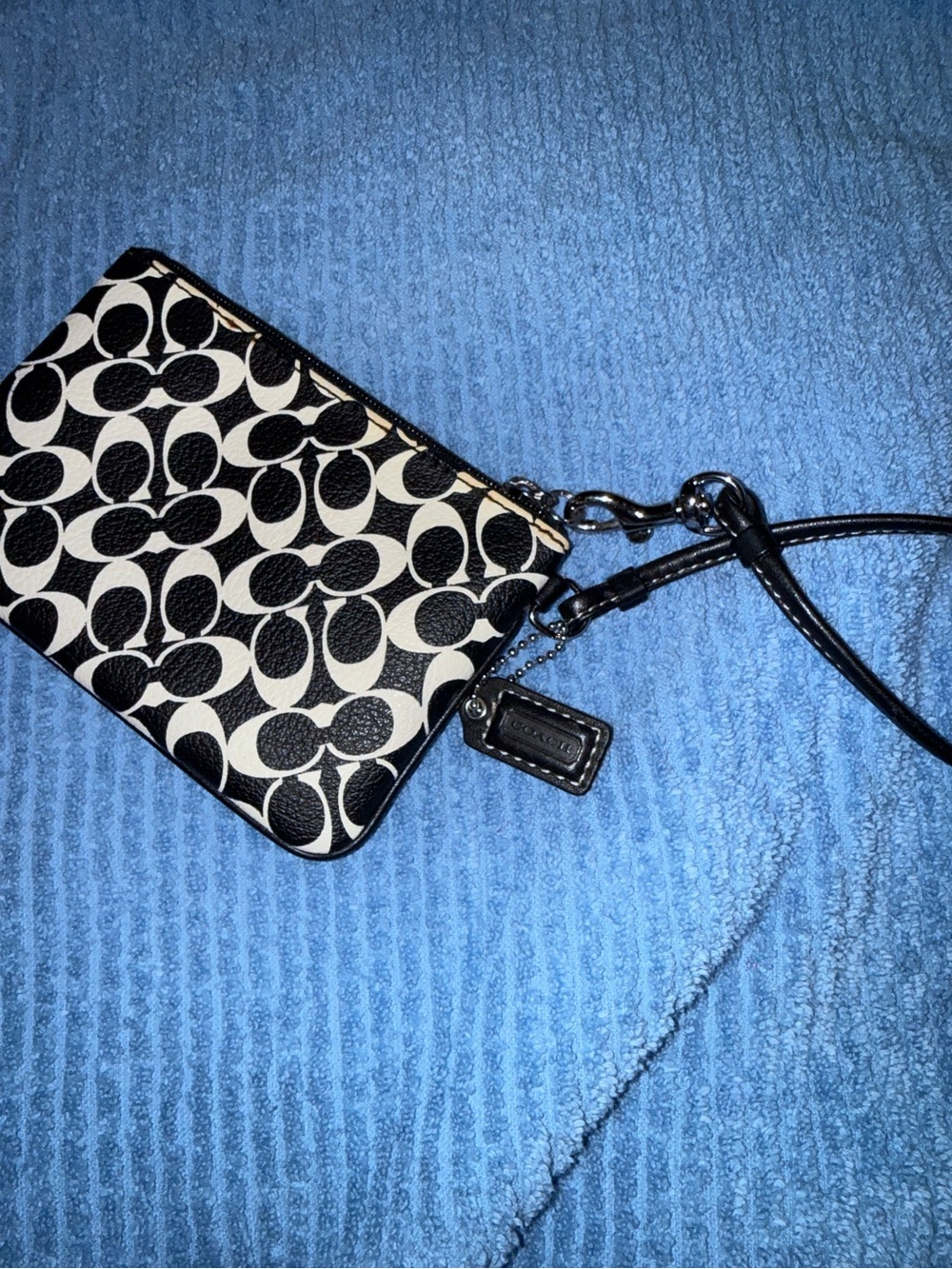 Coach Black & White Patterned Women's Wristlet| discoloration by zipper - Picture 10 of 11